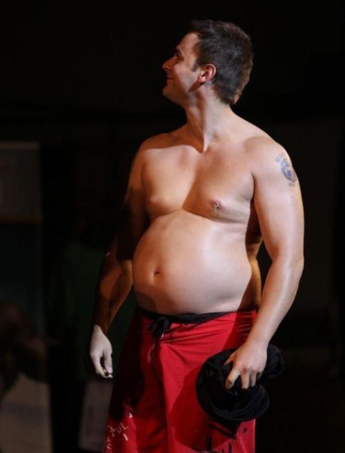 Фитнес-тренер стремительно толстеет на потеху публике