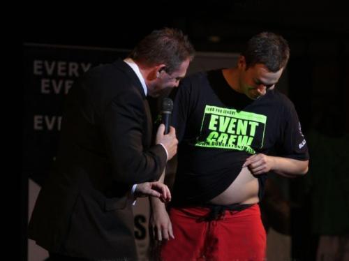 Фитнес-тренер стремительно толстеет на потеху публике