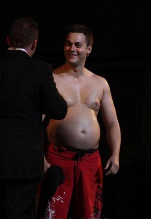 Фитнес-тренер стремительно толстеет на потеху публике