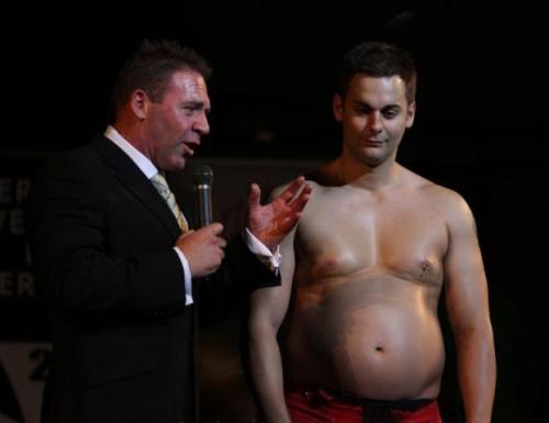 Фитнес-тренер стремительно толстеет на потеху публике