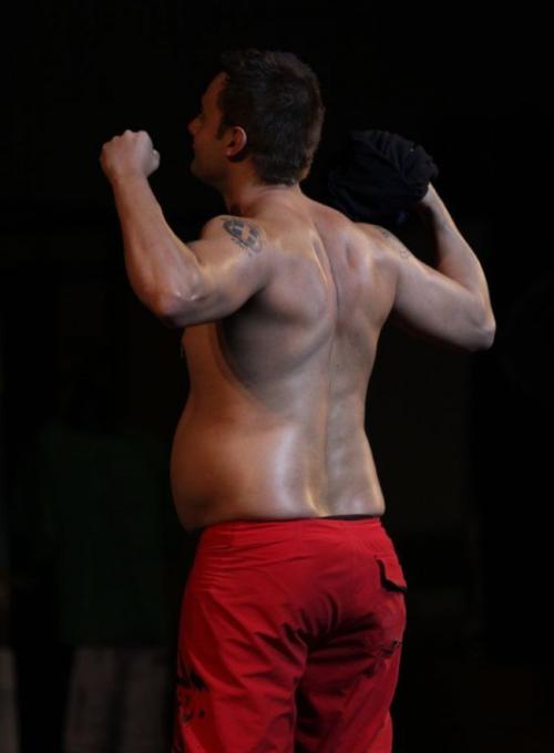 Фитнес-тренер стремительно толстеет на потеху публике