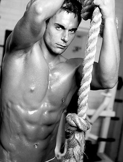 Фитнес-тренер стремительно толстеет на потеху публике