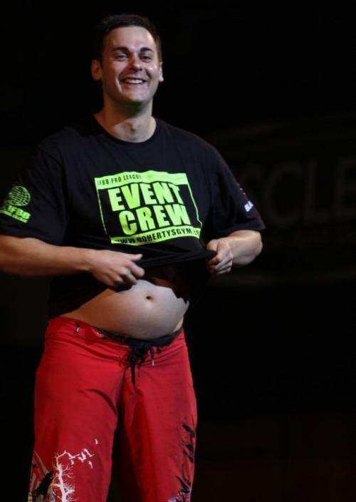 Фитнес-тренер стремительно толстеет на потеху публике