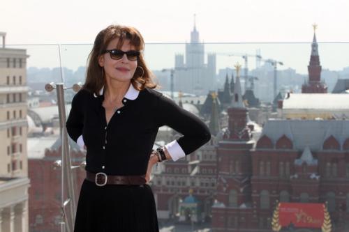 В Москве Фанни Ардан прогулялась по… кладбищу