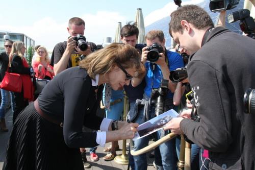 В Москве Фанни Ардан прогулялась по… кладбищу