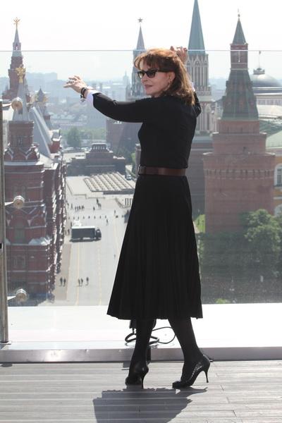 В Москве Фанни Ардан прогулялась по… кладбищу