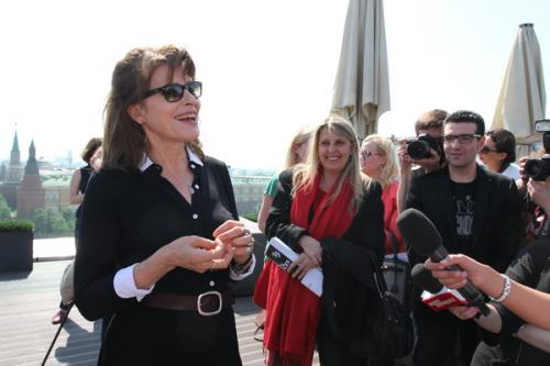 В Москве Фанни Ардан прогулялась по… кладбищу