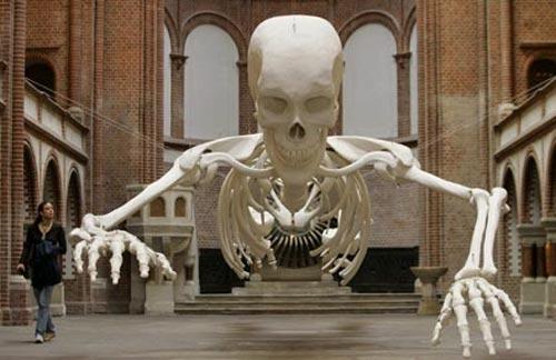 Гигантский скелет летает по собору