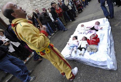 В Испании из младенцев изгоняли дьявола