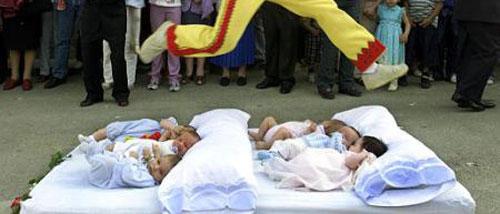 В Испании из младенцев изгоняли дьявола