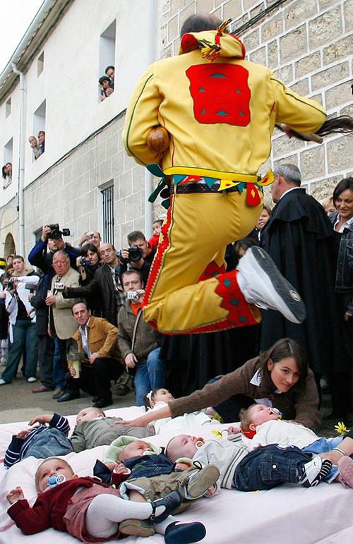 В Испании из младенцев изгоняли дьявола