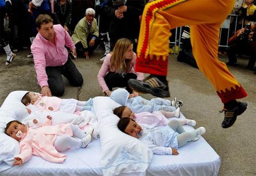 В Испании из младенцев изгоняли дьявола