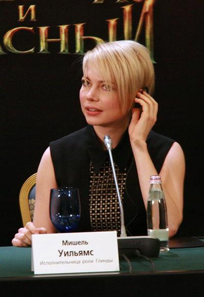 Мила Кунис поработала в Москве переводчиком