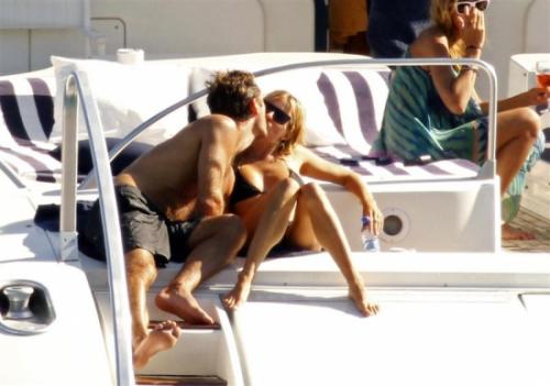 Джуд Лоу и Сиена Миллер продолжили ласки на Ибице