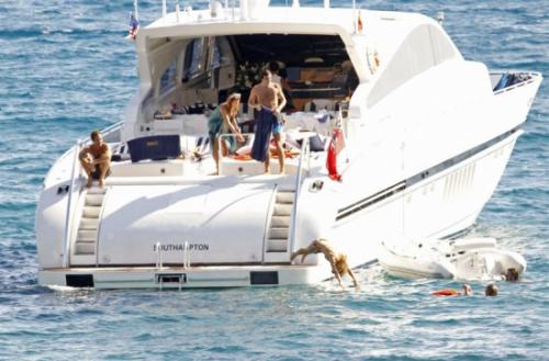 Джуд Лоу и Сиена Миллер продолжили ласки на Ибице