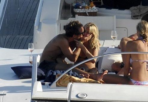 Джуд Лоу и Сиена Миллер продолжили ласки на Ибице