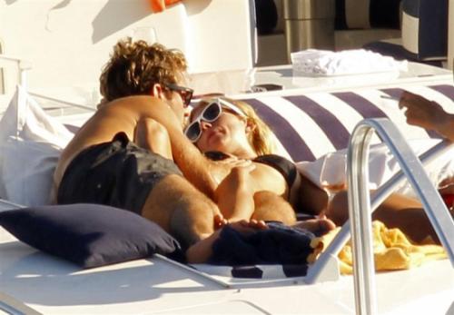 Джуд Лоу и Сиена Миллер продолжили ласки на Ибице