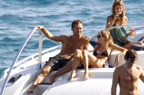 Джуд Лоу и Сиена Миллер продолжили ласки на Ибице