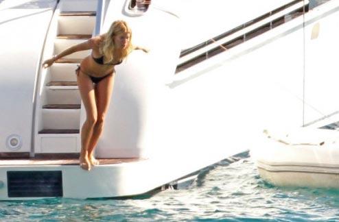 Джуд Лоу и Сиена Миллер продолжили ласки на Ибице