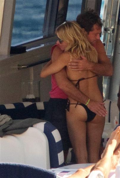 Джуд Лоу и Сиена Миллер продолжили ласки на Ибице