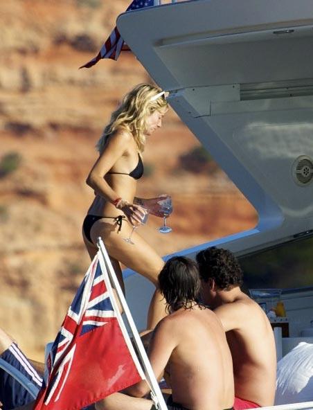 Джуд Лоу и Сиена Миллер продолжили ласки на Ибице