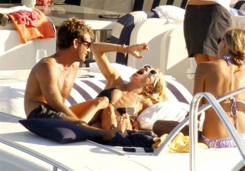 Джуд Лоу и Сиена Миллер продолжили ласки на Ибице