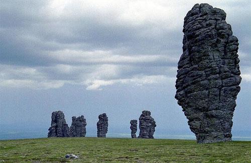 О столбах имеется много легенд: одна из них говорит, что когда-то каменные столбы были семью великанами-самоедами, которые шли через горы в Сибирь уничтожить вогульский народ…