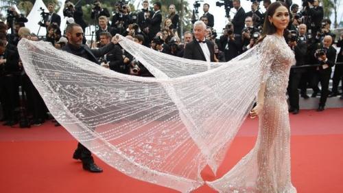Самые откровенные и необычные платья Каннского фестиваля-2018
