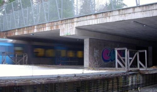 Камлинге

Стокгольм, Швеция

В 1970-х годах Стокгольм начал экспансию на окружающие пригороды. Местность Kymlinge было решено присоединить к мегаполису, архитекторы уже распланировали новую ветку метро и даже начали постройку первой станции. Но планы так и остались планами: сейчас недостроенная станция находится посреди неразвитого района, где большая часть территории вообще относится к государственному заповеднику.