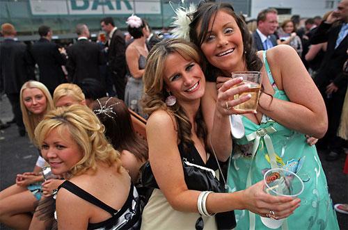 Дамы распоясались на королевских скачках