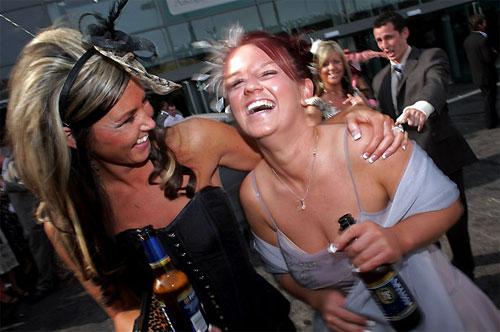 Дамы распоясались на королевских скачках