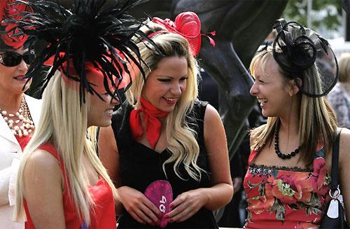 Дамы распоясались на королевских скачках