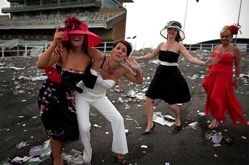 Дамы распоясались на королевских скачках