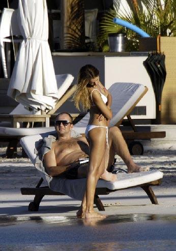 Российский миллиардер загорает с женой