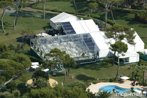 Российский миллиардер загорает с женой