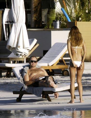 Российский миллиардер загорает с женой