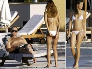 Российский миллиардер загорает с женой