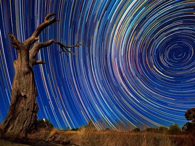 Австралийский фотограф запечатлел вращение Вселенной