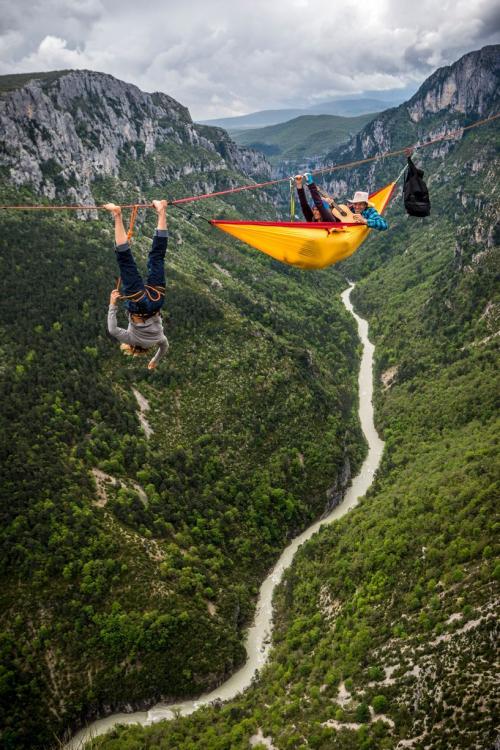 Охотники за адреналином развлекаются над ущельем на высоте 300 метров
