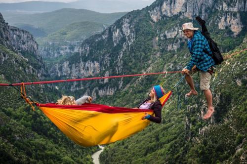 Охотники за адреналином развлекаются над ущельем на высоте 300 метров