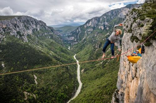 Охотники за адреналином развлекаются над ущельем на высоте 300 метров