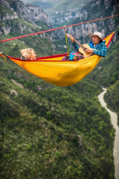 Охотники за адреналином развлекаются над ущельем на высоте 300 метров