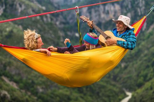 Охотники за адреналином развлекаются над ущельем на высоте 300 метров