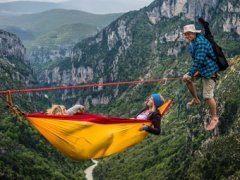 Охотники за адреналином развлекаются над ущельем на высоте 300 метров