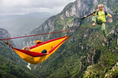 Охотники за адреналином развлекаются над ущельем на высоте 300 метров