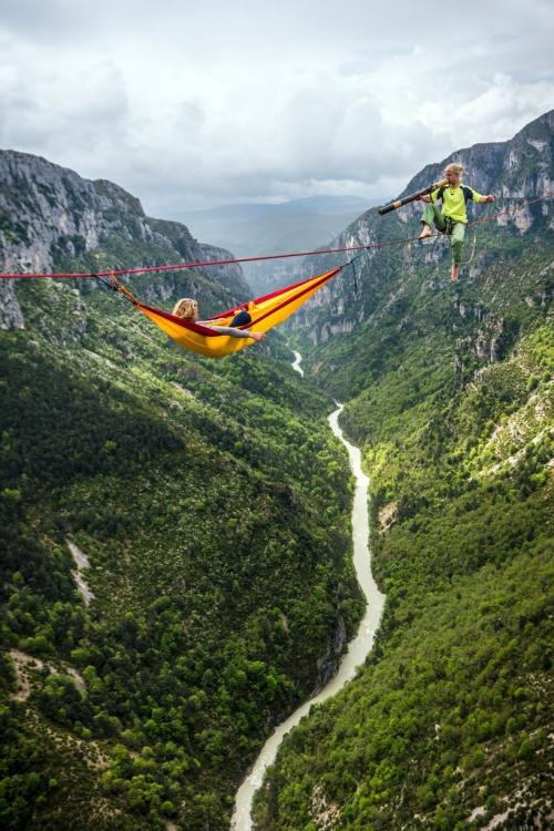 Охотники за адреналином развлекаются над ущельем на высоте 300 метров