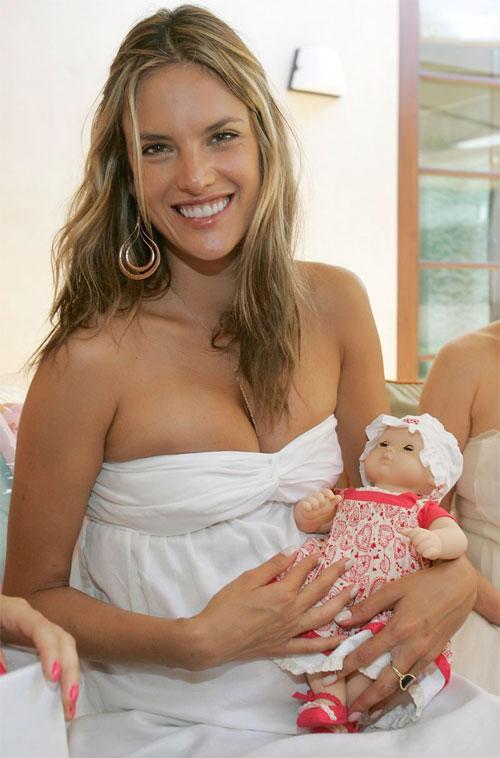 Беременная Алессандра Амбросио поучаствовала  в пристойной фотосессии