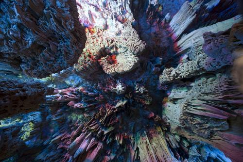 Пещера «Тростниковой флейты» щебечет сталактитовыми «дудочками»