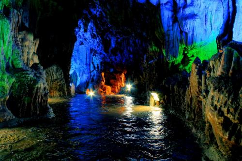 Пещера «Тростниковой флейты» щебечет сталактитовыми «дудочками»