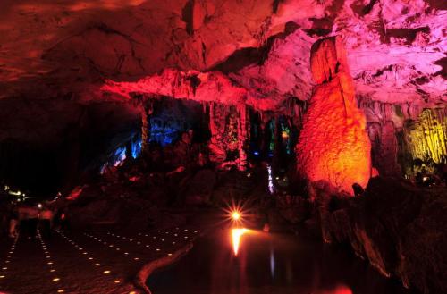 Пещера «Тростниковой флейты» щебечет сталактитовыми «дудочками»